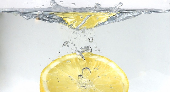 ako-pit-citronovu-vodu-pre-maximalne-prospesne-ucinky